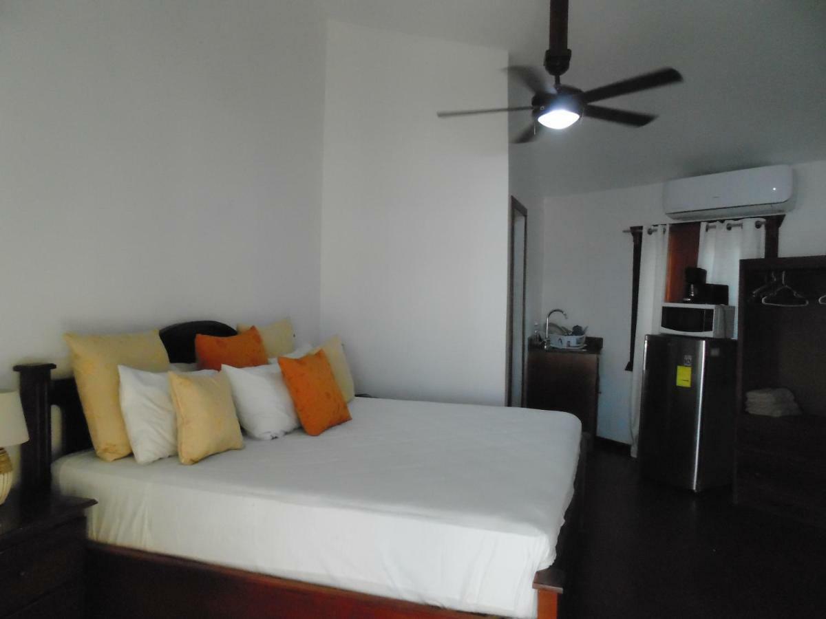 Fosters West Bay Resort Extérieur photo